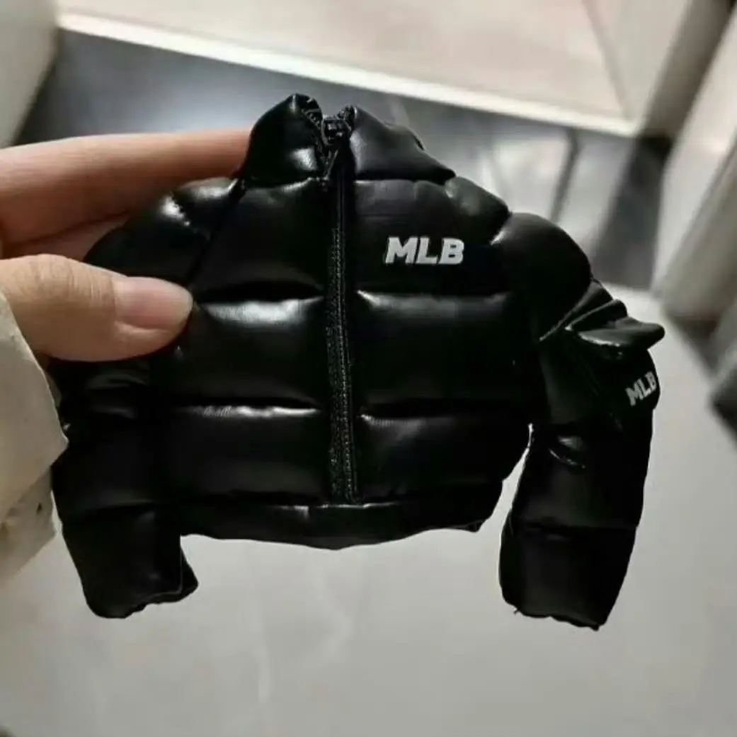 “以為中獎羽絨服沒想到是掛件”沖上熱搜，知名品牌MLB抽獎活動被指“圖文不符”，客服：若未寫明具體禮品則為隨機發(fā)放